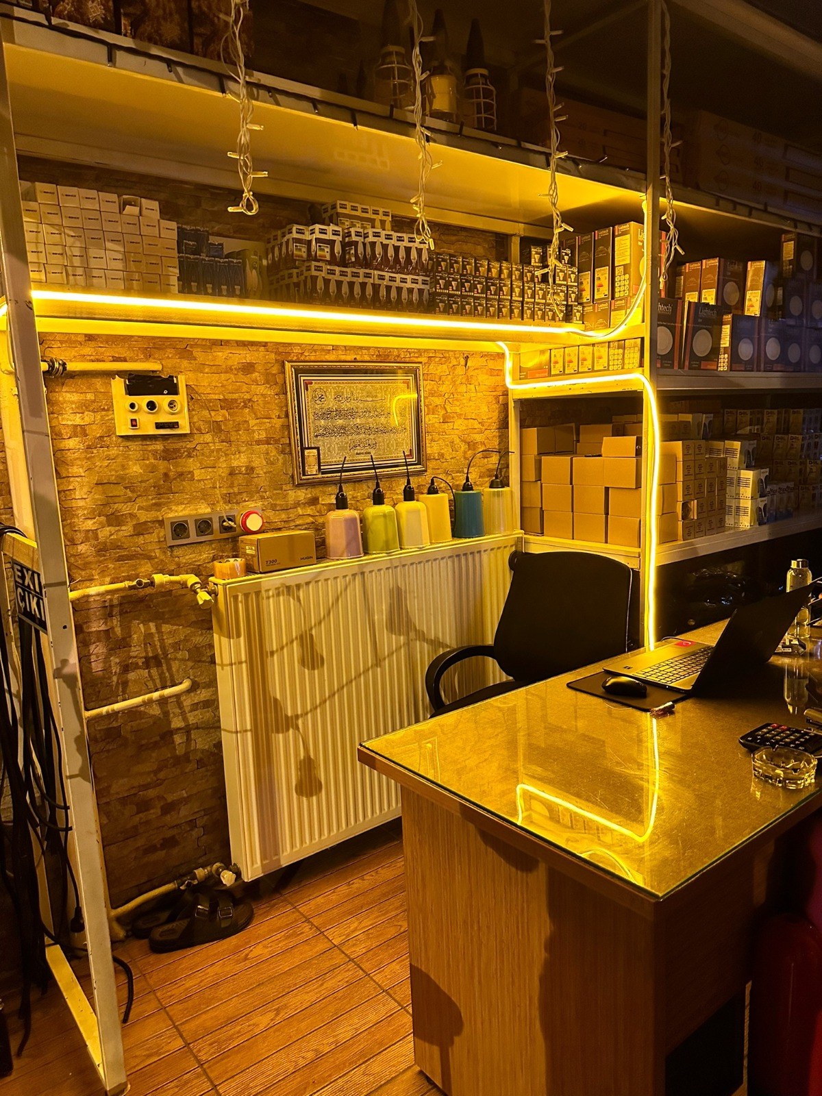 Cazu Aydınlatma mağaza içi, neon LED ile aydınlatılmış raflar
